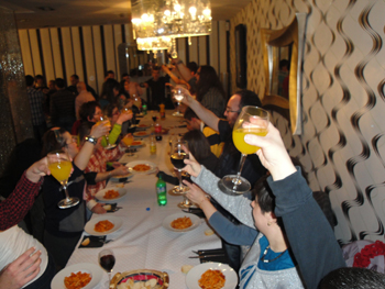 Primer gran momento: Brindis por los amigos de AVIVA.